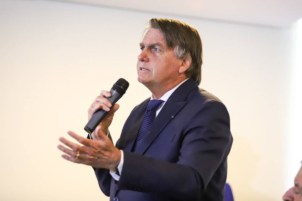Bolsonaro leva multa de R$ 10 mil do TSE por post contra Lula