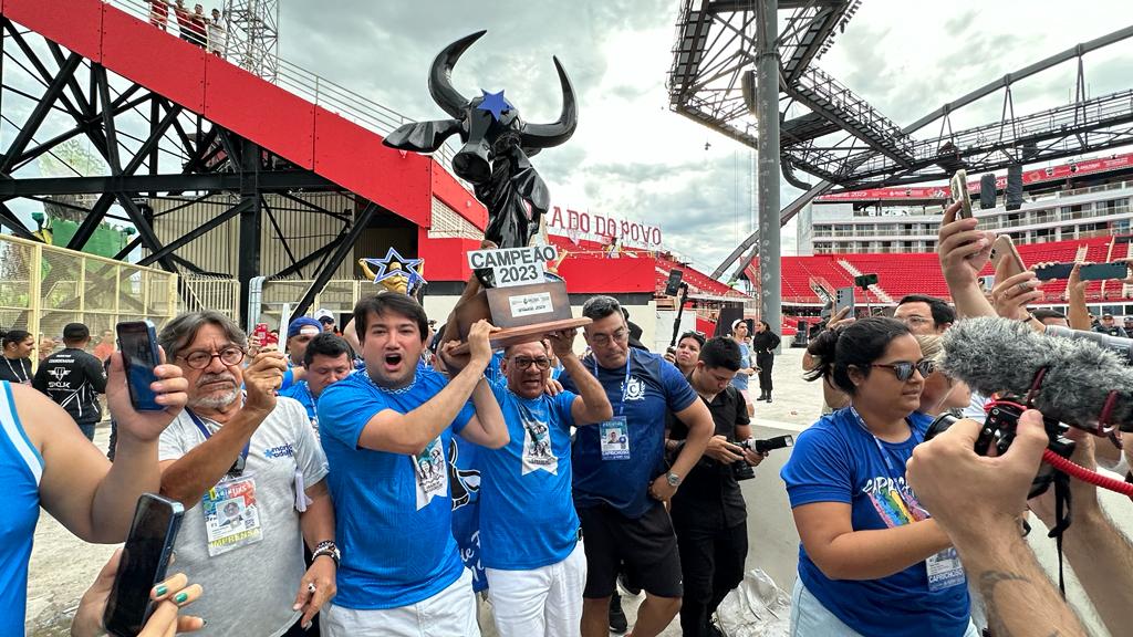 Jender Lobato ergue troféu do titulo 2023 do Caprichoso