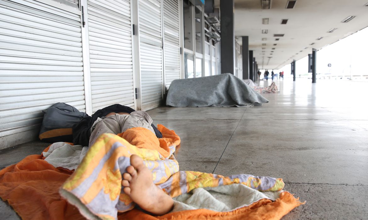 Morador de rua é alvo de novo programa de benefício social de Lula