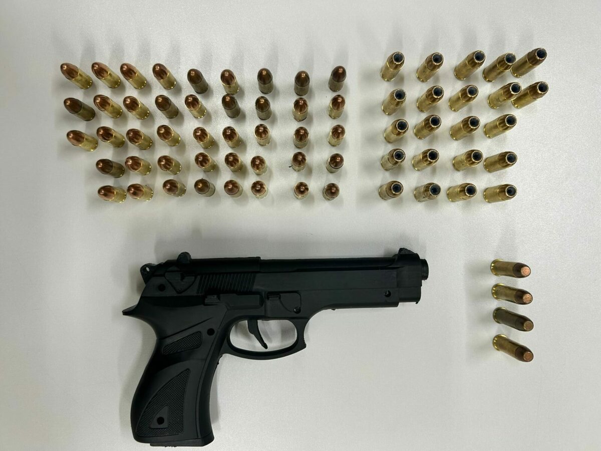 Adolescente é apreendida com arma falsa e munição em escola de Manaus