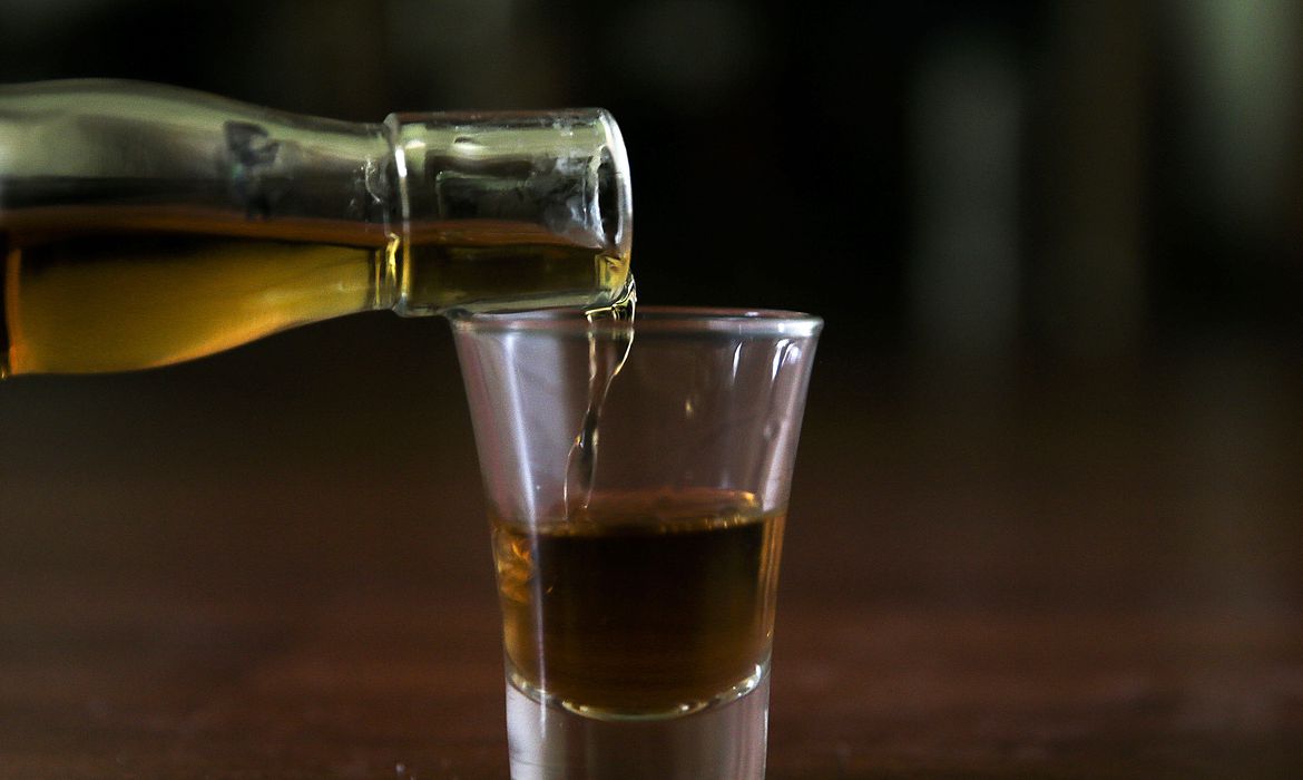 Tomou garrafa de cachaça de uma vez, ganhou aposta e tombou morto