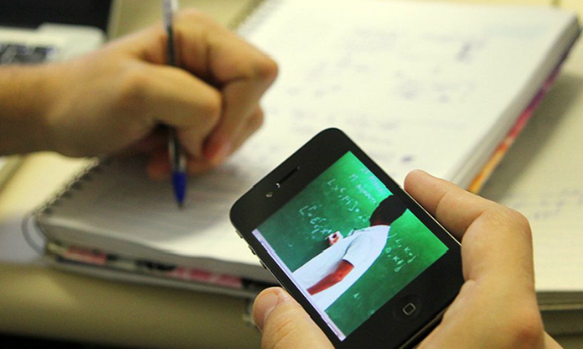 Uso do celular em sala de aula é proibido em várias partes do mundo