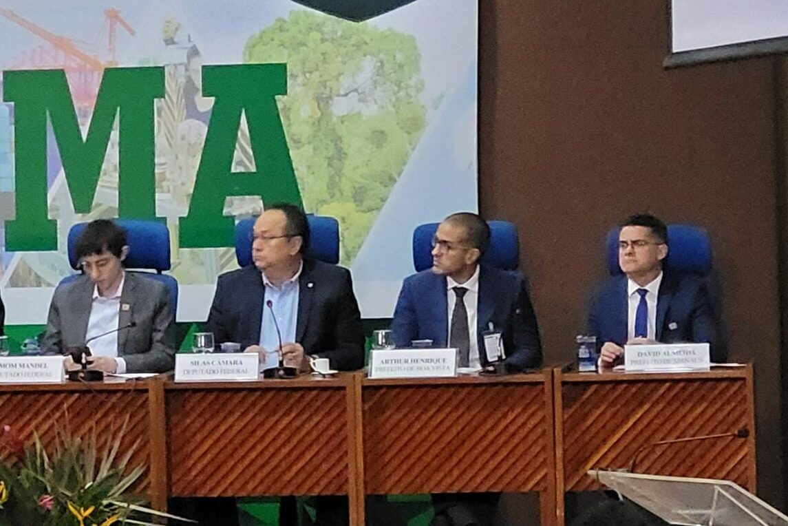 Amom Mandel e David Almeida, pertos, mas nem tanto