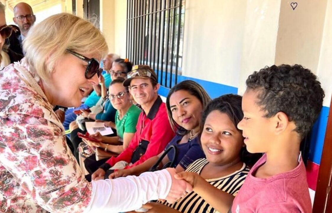 Rasa Weber é convidada a passar um tempo em terra indígena