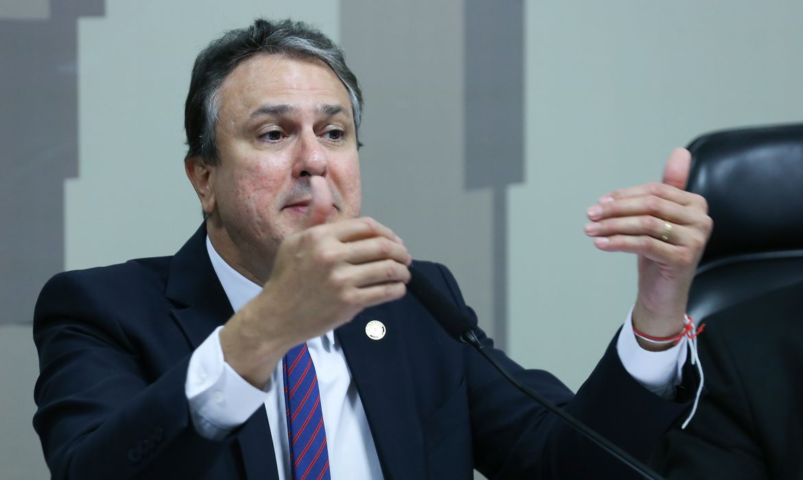 MEC vai retirar policiais e bombeiros das escolas no país