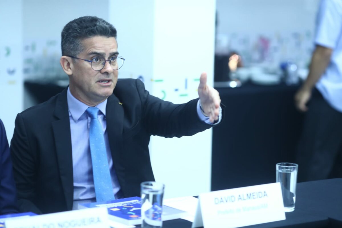David Almeida toma cautela e canja de galinha com a Câmara de Manaus