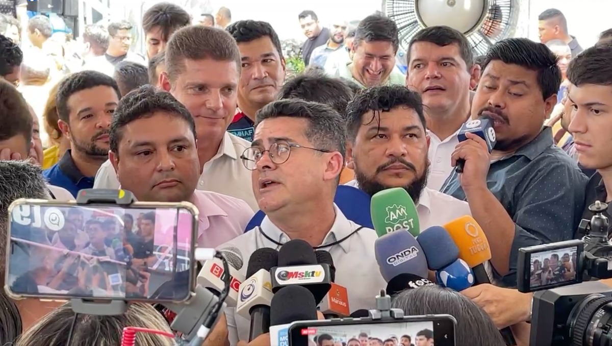 Com palanque abarrotado de vereadores, Almeida acelera entregas