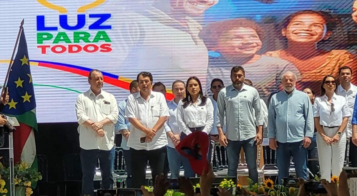 Em Parintins, Lula produz cena inusitada: Lima e Braga no mesmo palanque