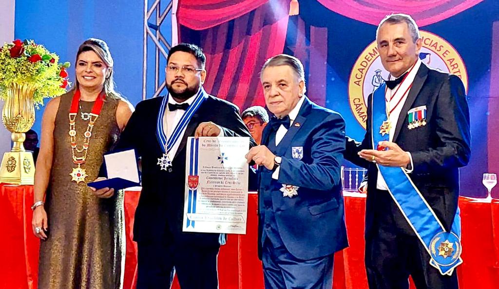 CBC condecora jornalista do AM com a Cruz do Mérito da Comunicação