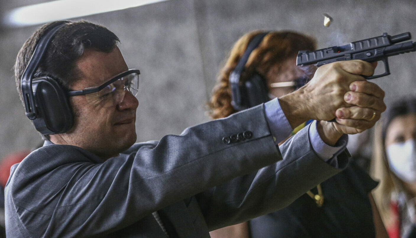 O celular do ex-ministro da Justiça, Anderson Torres, continha imagens com ameaças, pedidos de intervenção militar e informações falsas sobre as eleições, revelando seu apoio a agendas golpistas.