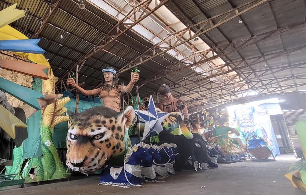 Galpaฬo de madeira do Caprichoso, em Parintins