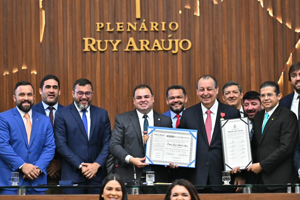 Omar Aziz é Cidadão do Amazonas, ganha medalha e homenagem na ALE