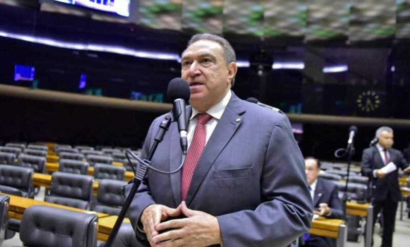 Átila Lins apoia ações emergenciais do governo contra seca no AM