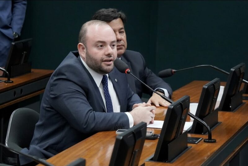 Fausto Jr. cobra ação urgente de Marina contra queimadas no Amazonas