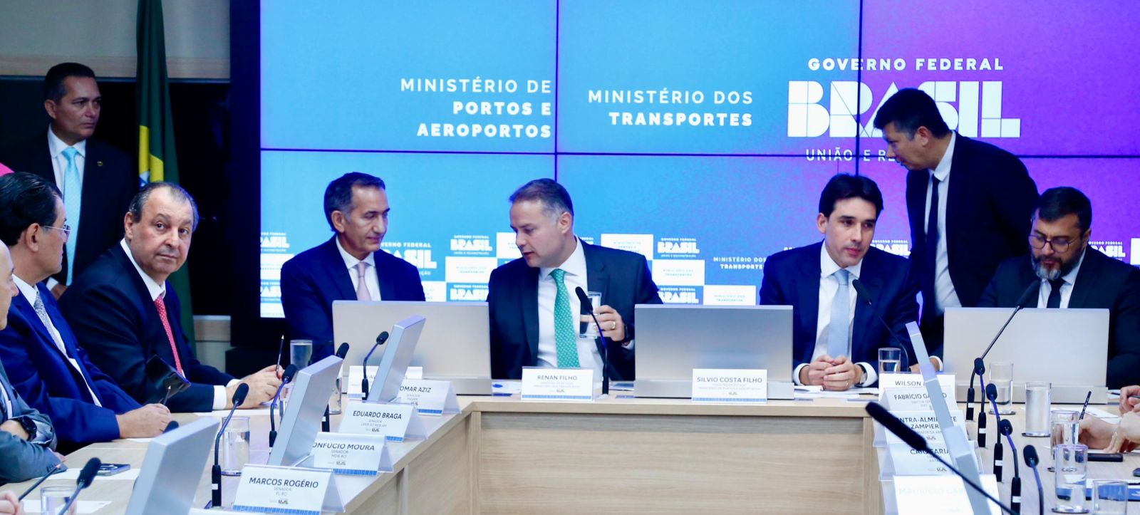 Em reunião com ministros, Aziz cobra solução para BR-319