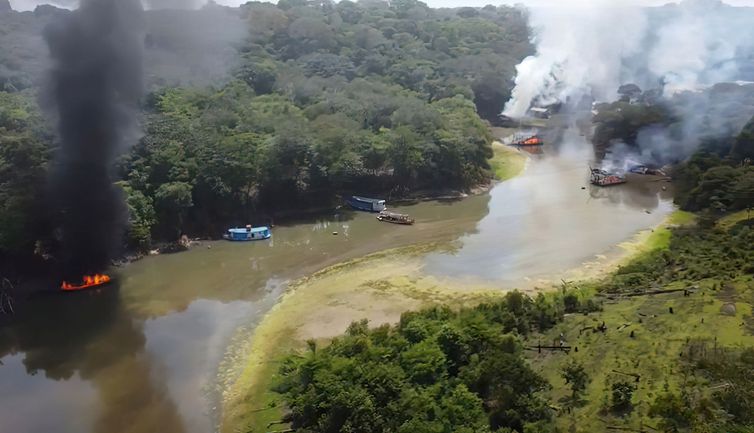 PF destrói 302 balsas de garimpo no rio Madeira