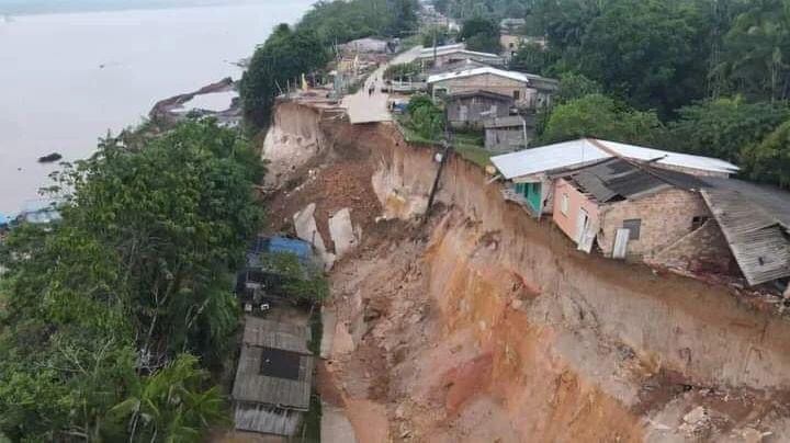 Temporal desbarranca área de risco na orla do rio Madeira, em Manicoré