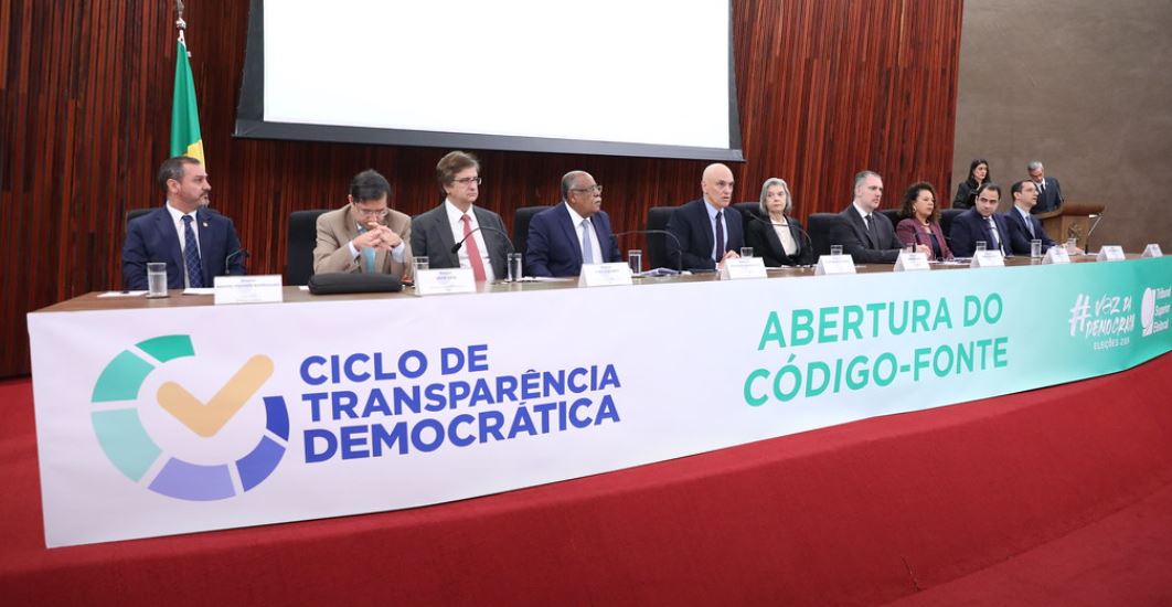 O TSE anuncia a abertura do código-fonte das urnas eletrônicas para as eleições municipais de 2024 e reforça compromisso com a transparência.