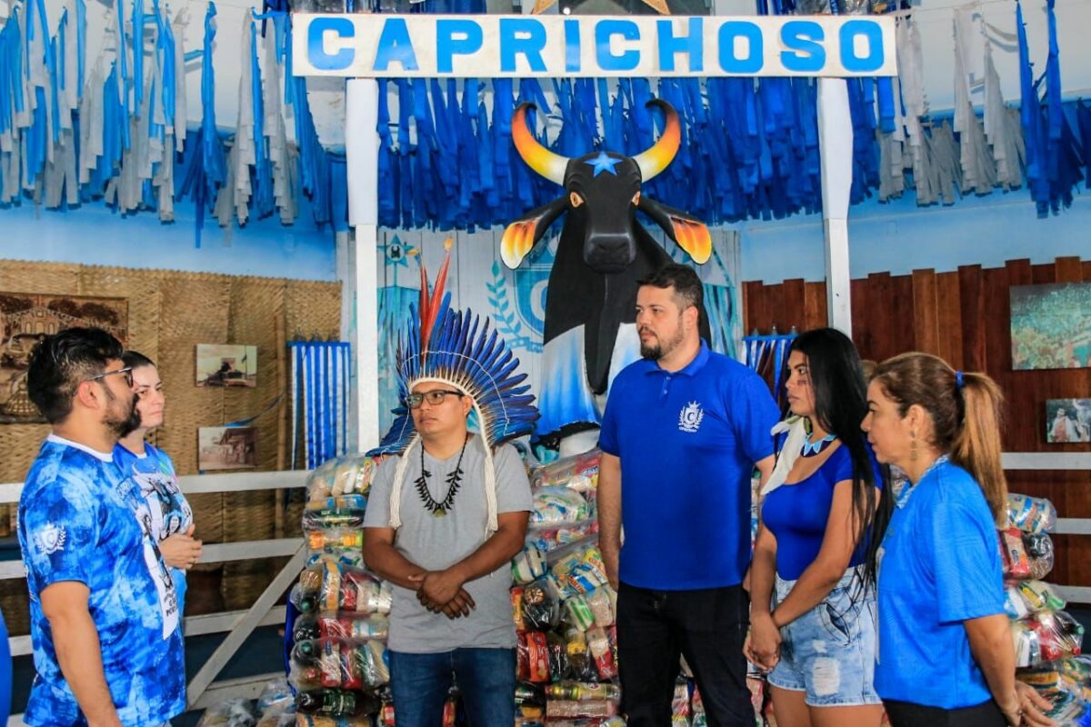 Boi Caprichoso ajuda indígenas na seca do Amazonas com alimentos