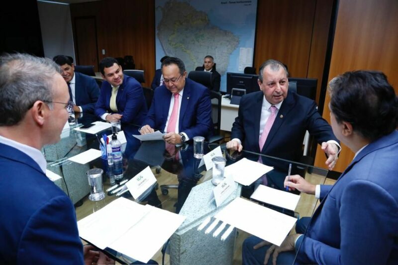 MEC confirma a Vianna criação de curso de medicina em Parintins