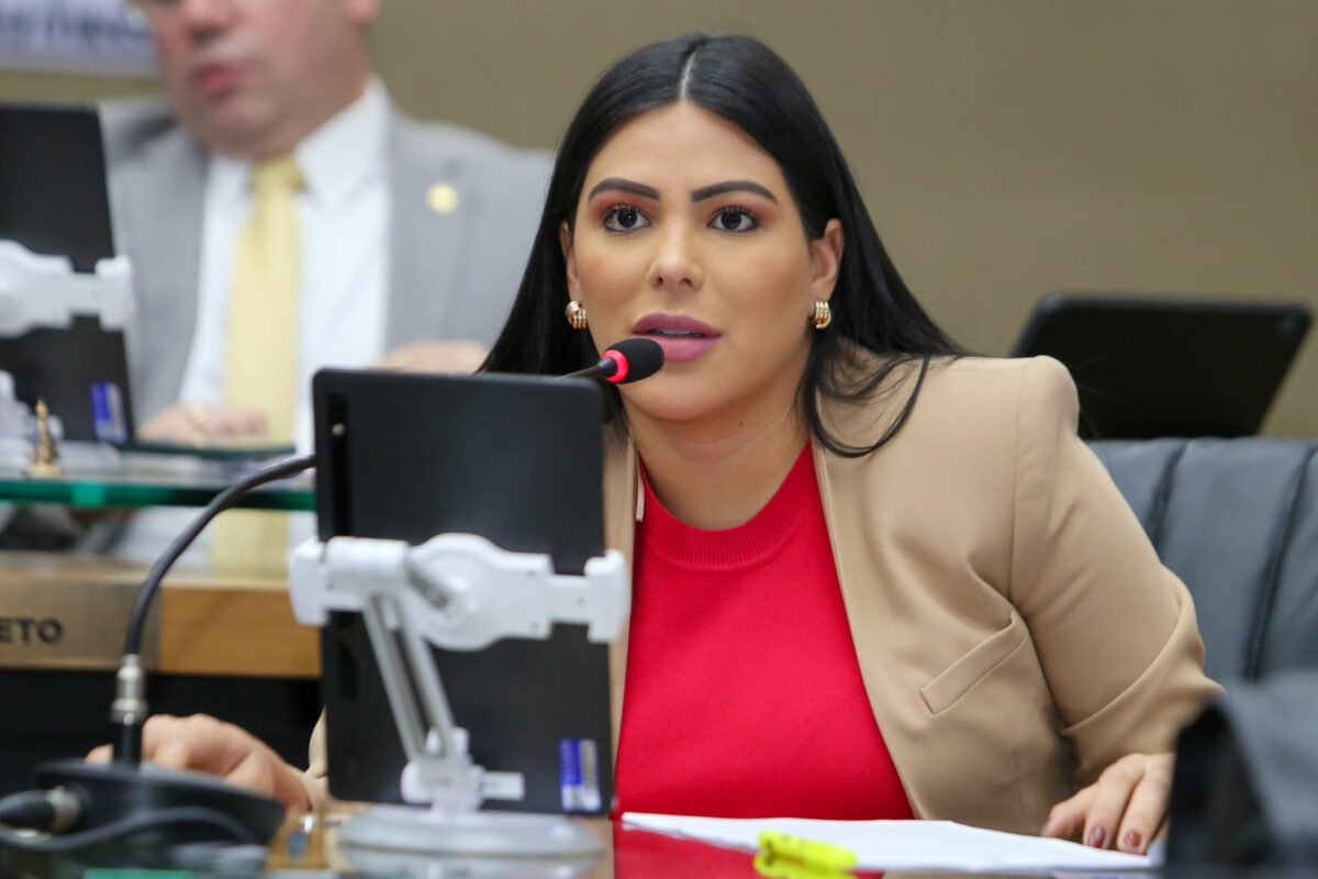 Em menos de um ano na ALE-AM, 11 projetos de Mayra Dias viram lei