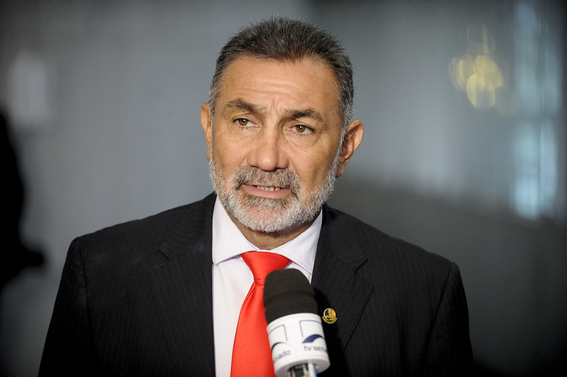 Suspeito de matar mãe de sua filha, ex-senador é procurado pela polícia