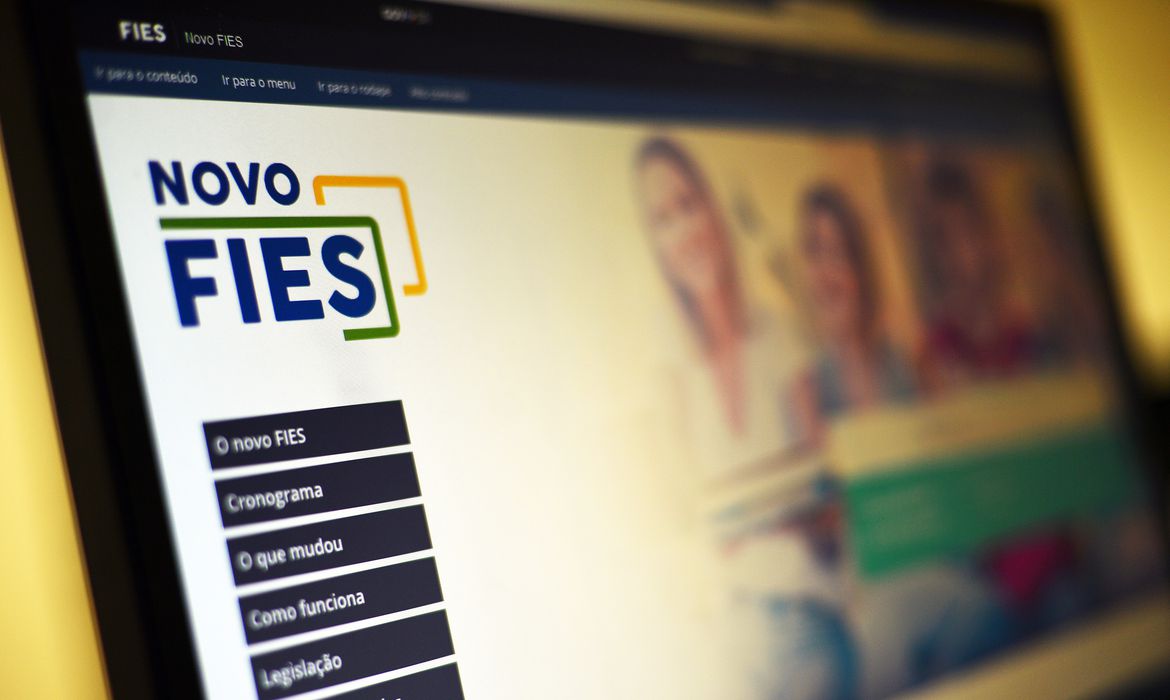 Fies: governo negocia divida de R$ 54 bi com 100% de perdão de juros