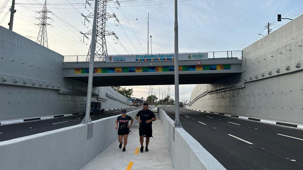 Viaduto com faixa para pedestres e ciclistas