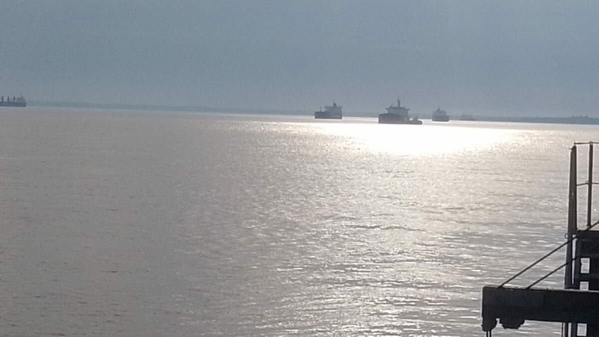 Amazonas sobe, mas ainda não tira navios de Itacoatiara