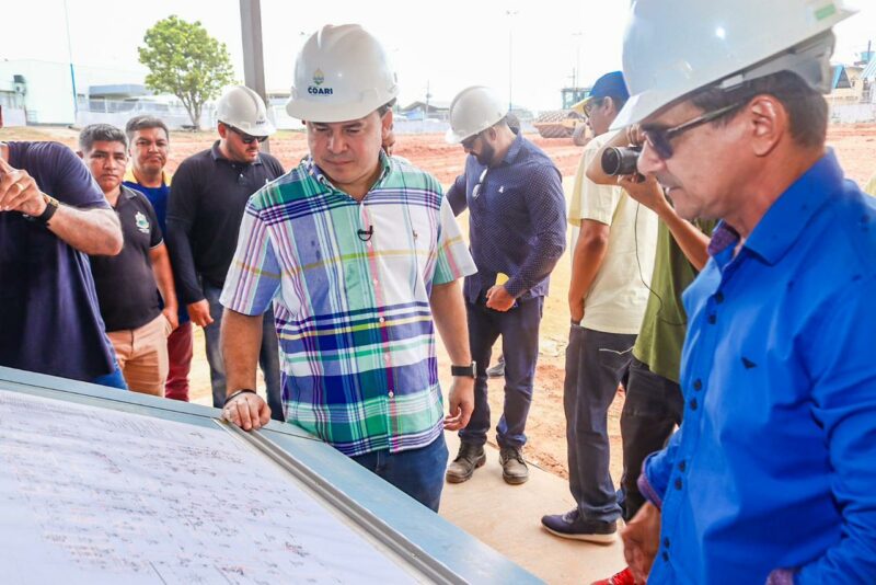 Prefeito de Coari inspeciona maternidade, casas, pontes e escolas