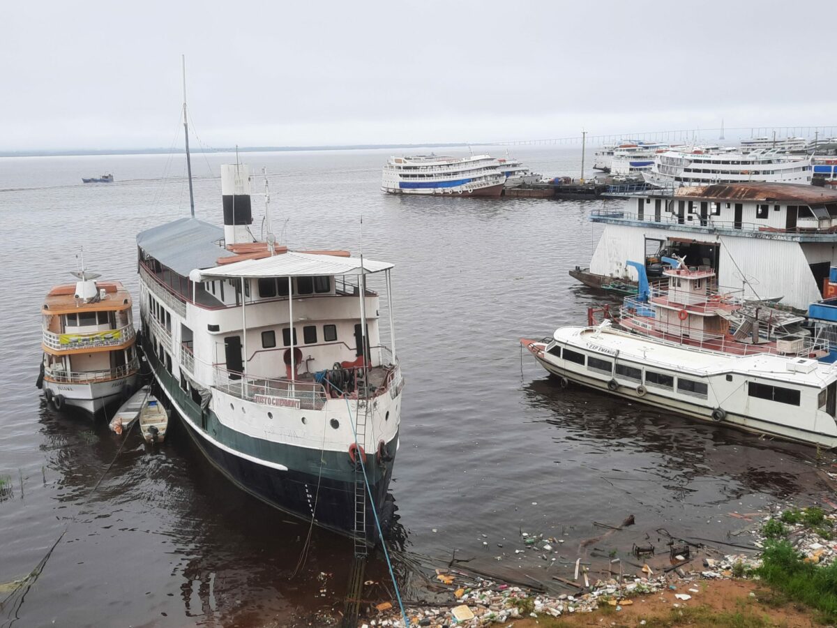 Pelo segundo dia seguido, rio Negro para de descer