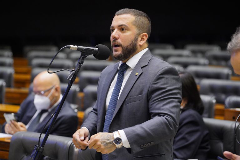 PF acorda deputado bolsonarista que trocava mensagens com golpistas