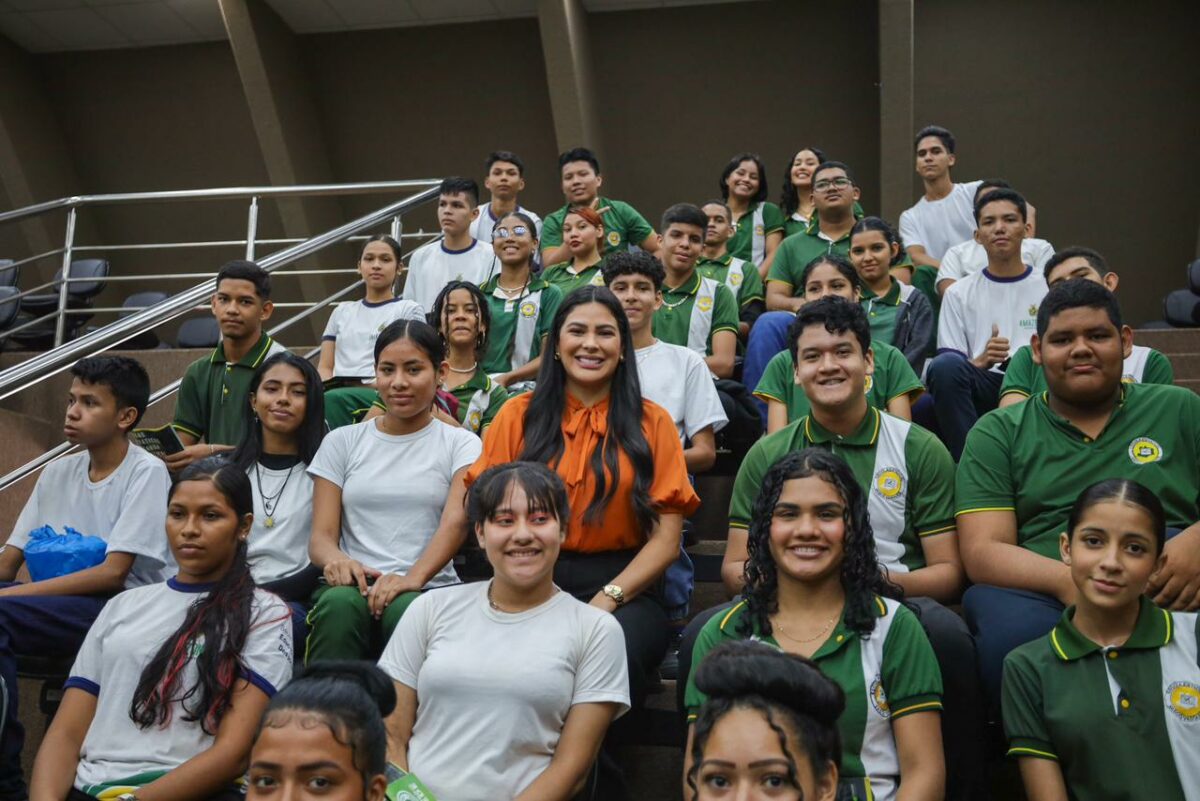 Mayra propõe vagas na escola a filhos de policiais e vítimas de violência