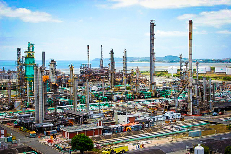 Venda suspeita de refinaria por Bolsonaro atrapalha recompra