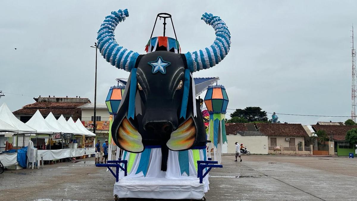 Caprichoso chega ao bumbódromo de Parintins