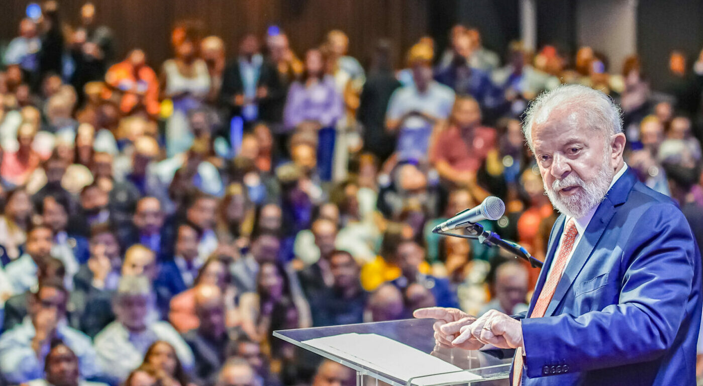 Resultados de pesquisa recente da Atlas Intel mostram como os brasileiros avaliam líderes políticos como Lula, Arthur Lira e Jair Bolsonaro.