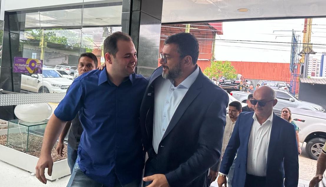 Roberto Cidade e Wilson Lima, na entrada do Hotel Da VincI em 19/02/2024