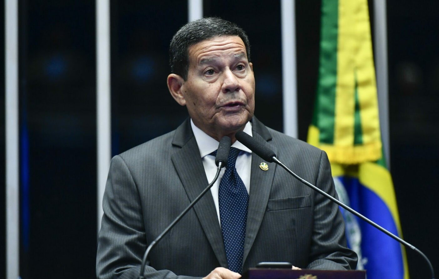 enador Mourão incita animosidade contra os Três Poderes e PSOL reage! Parlamentares acionam Justiça e Conselho de Ética ameaça à democracia.