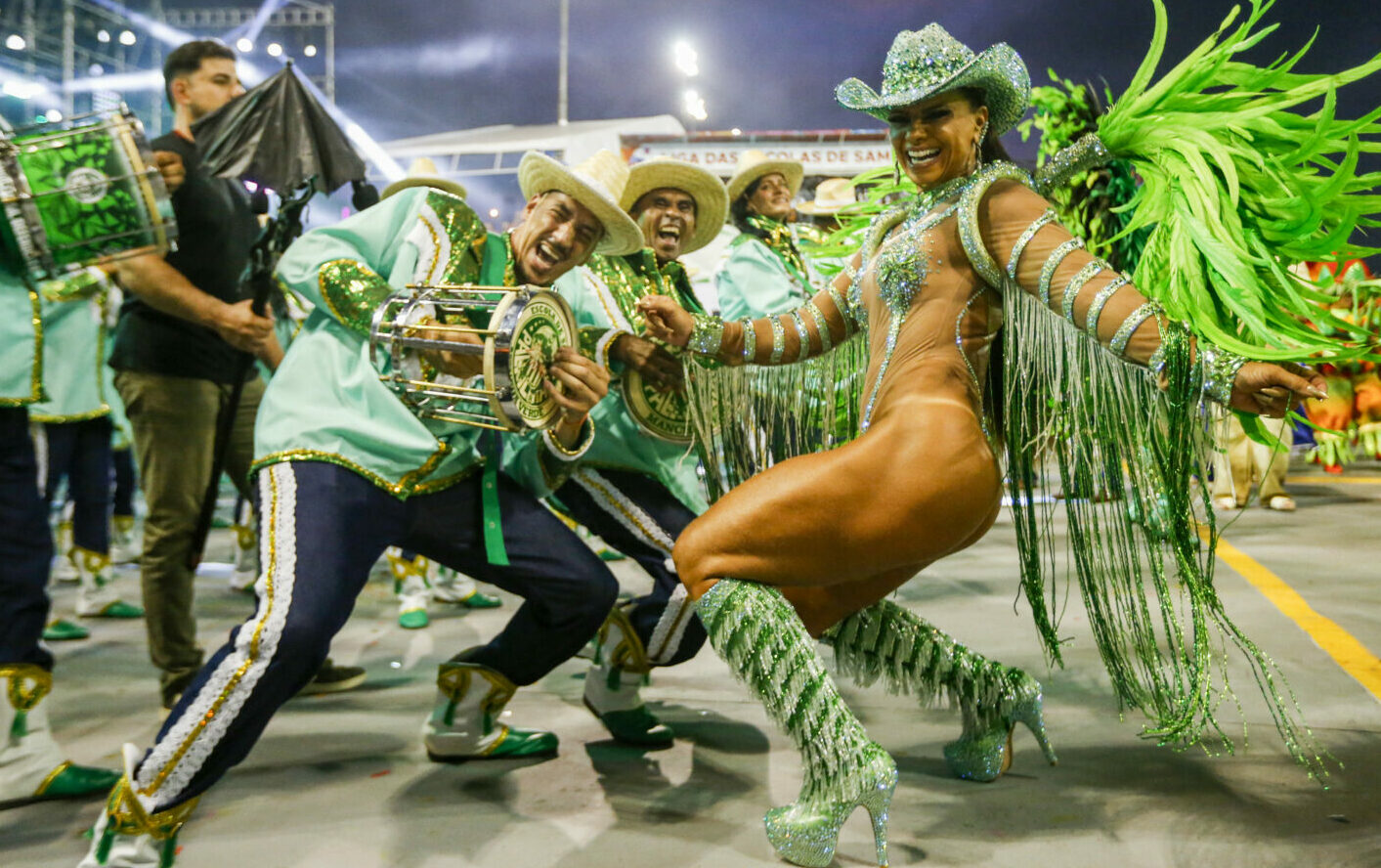 Conheça as histórias e trajetórias das rainhas de bateria, desde veteranas até as popstars do samba, revelando sua influência e paixão pelo carnaval.