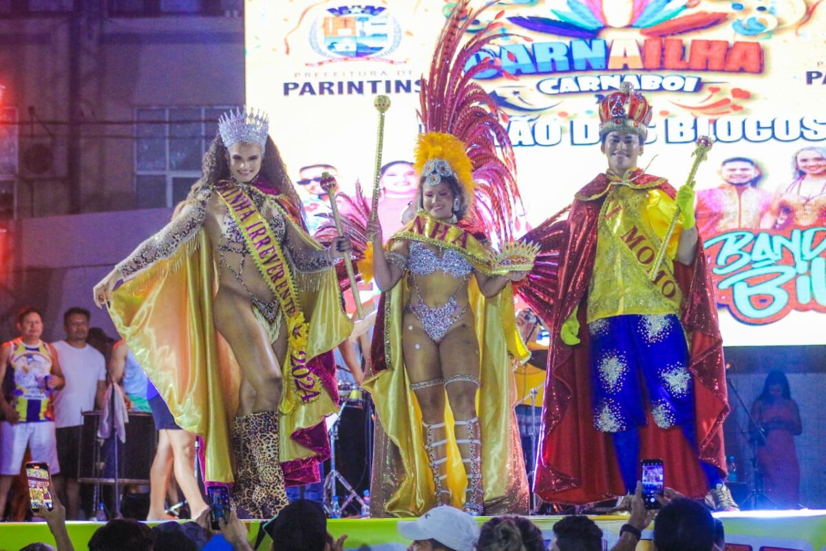 Carnailha coroa novas rainhas e rei Momo no Feirão dos Blocos