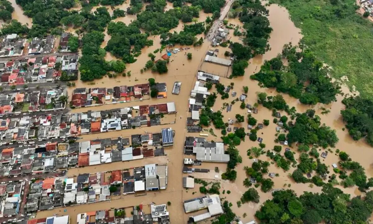 Cheia e chuvas do Acre viram alento à navegação no Amazonas