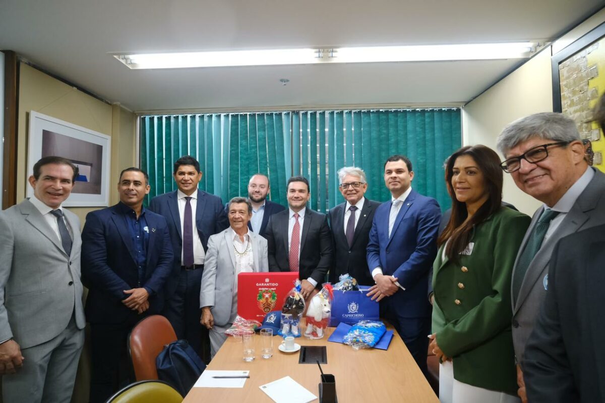 Governo Lula anuncia a Vianna patrocínio ao festival de Parintins