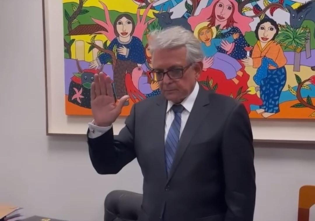 Pauderney Avelino volta à Câmara no estilo 'paz e amor'