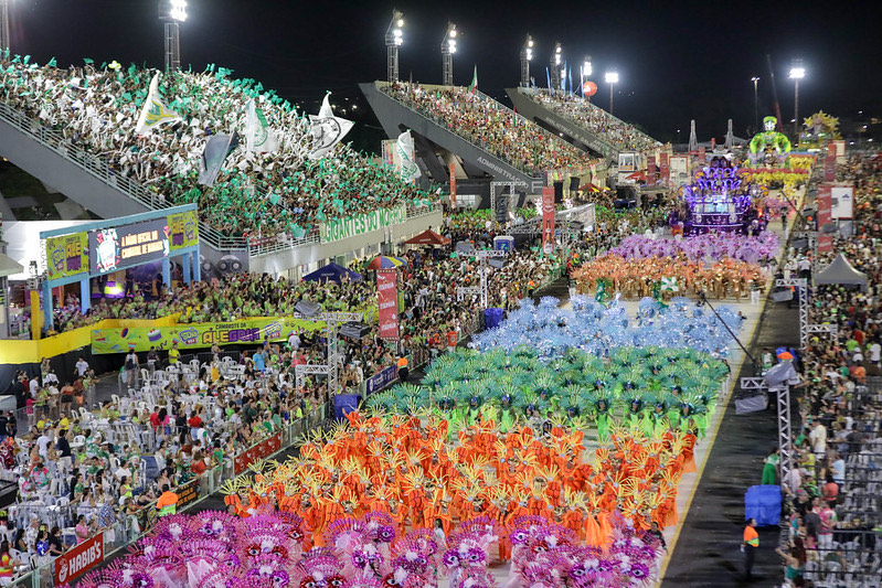 Escolas de Manaus levam 60 mil foliões ao sambódromo