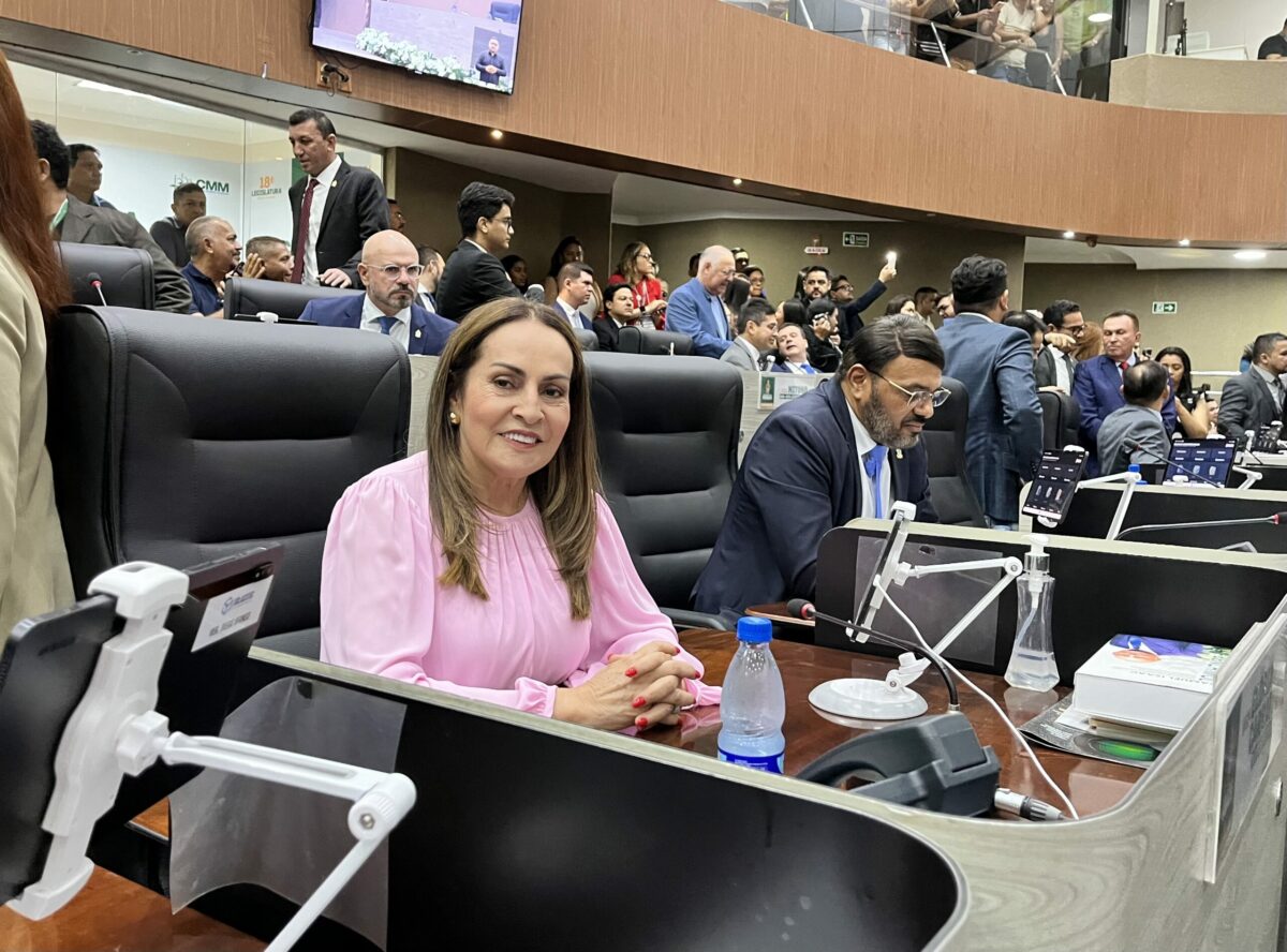Vereadora prepara cavalo de pau ideológico