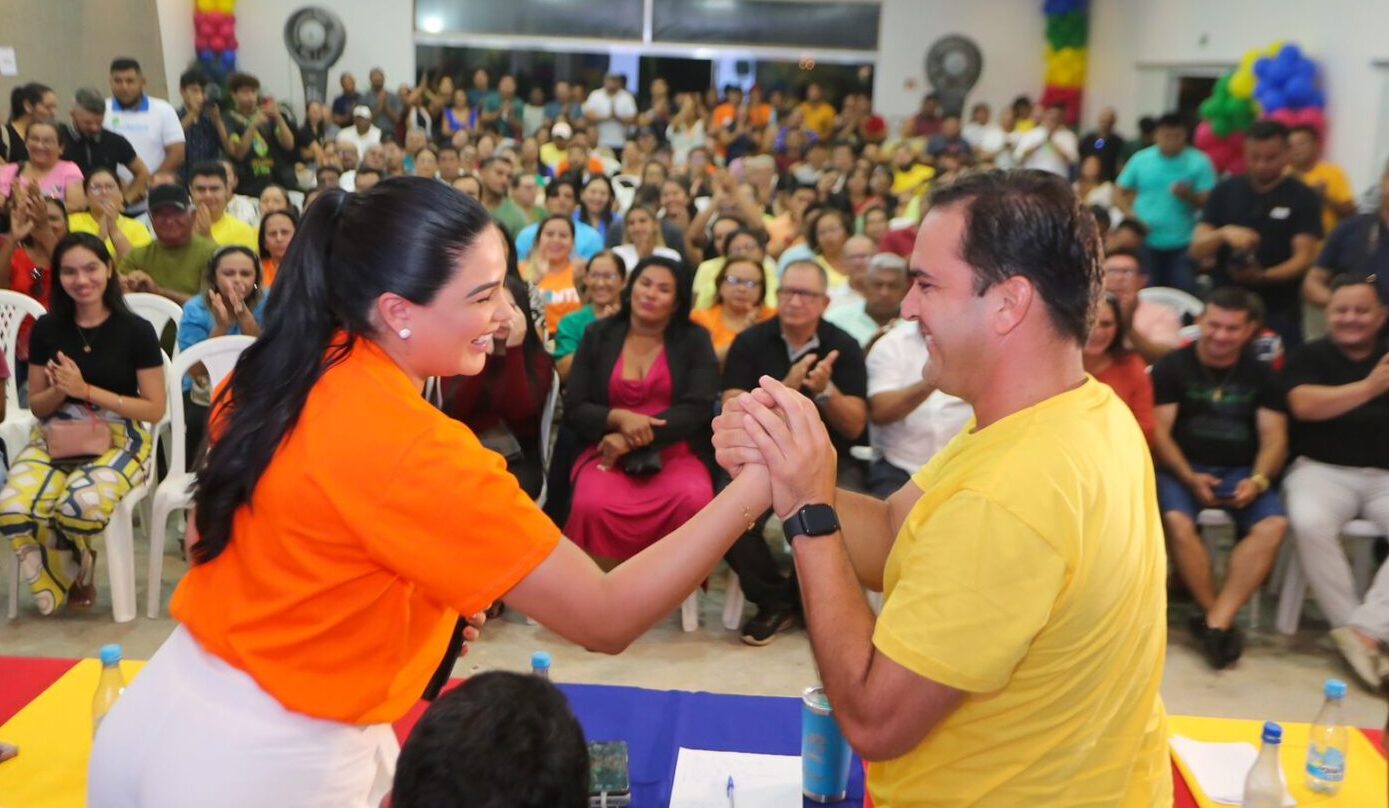 A deputada Mayra Dias anuncia nove partidos que apoiam a candidatura de Mateus Assayag a prefeito de Parintins.