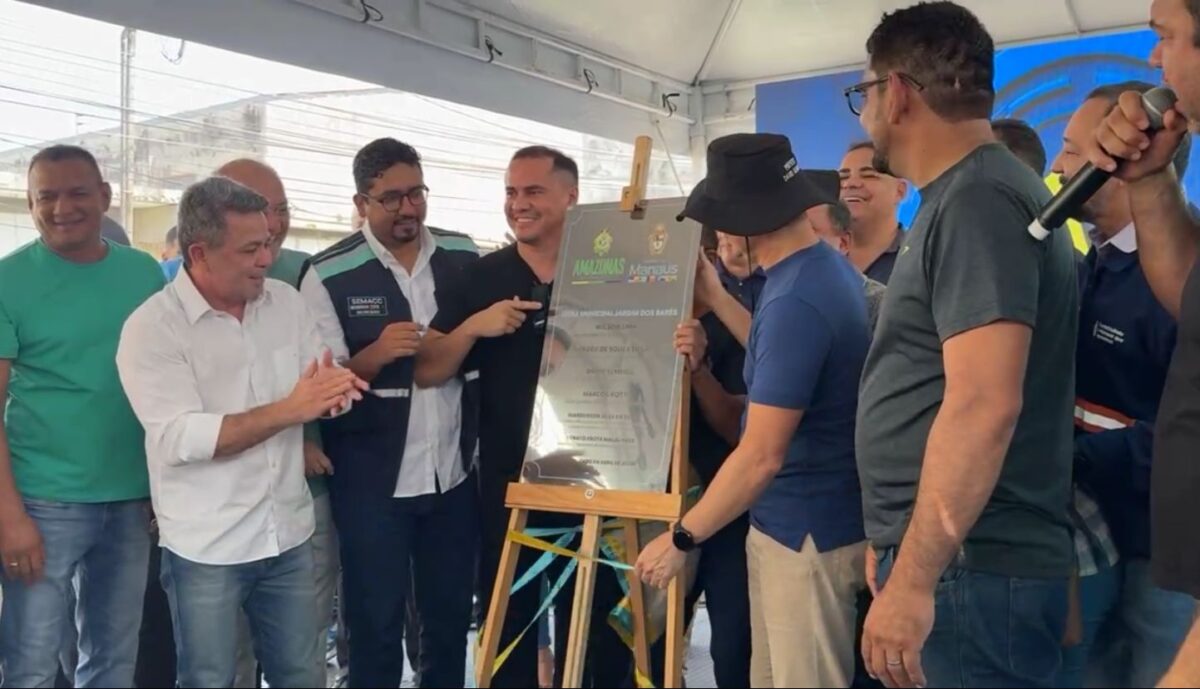 Prefeito e governador entregam em Manaus feira revitalizada em parceria