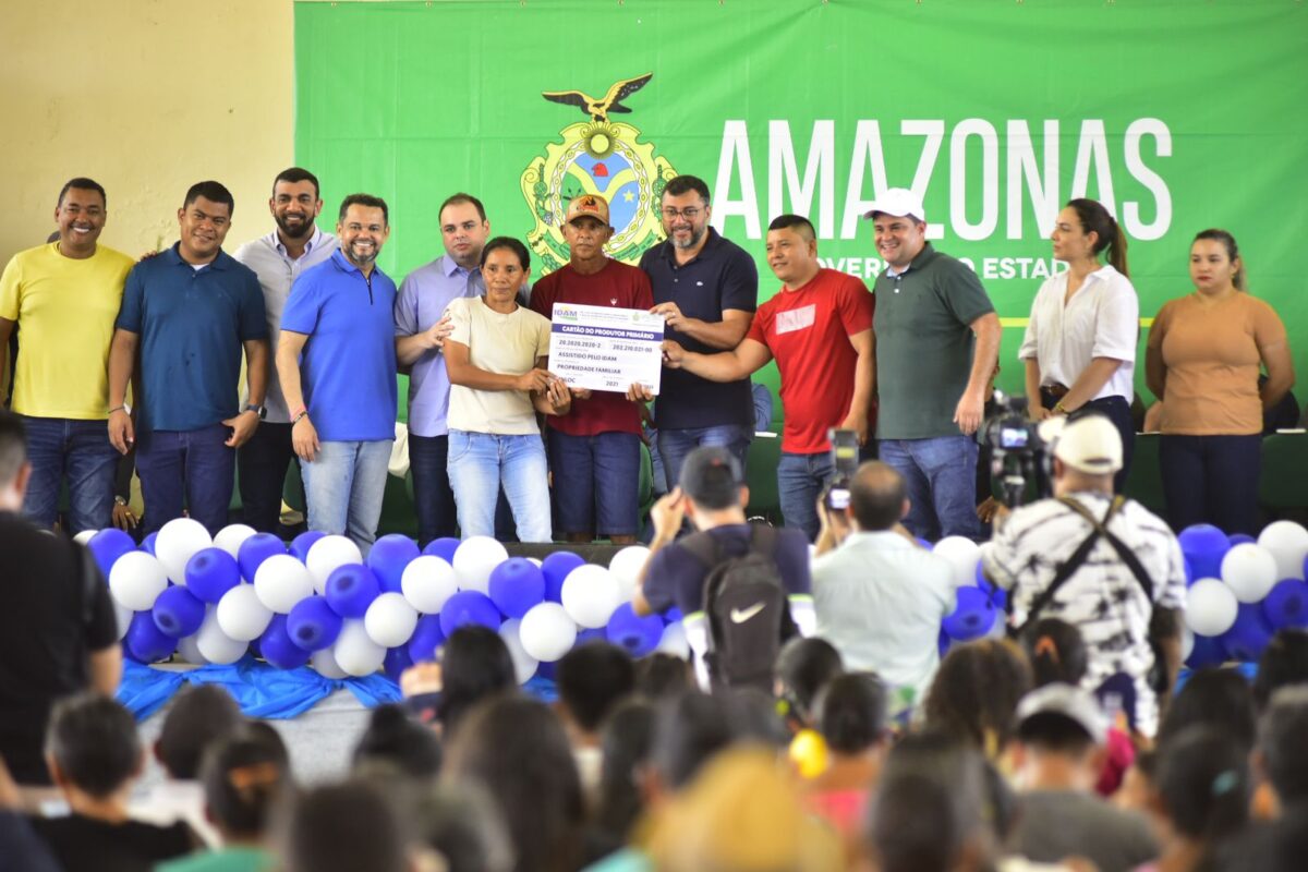 Governador entrega fomentos para setor rural de Barreirinha