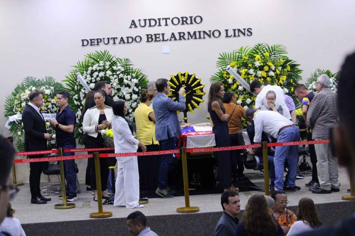 Em velório, David e Cidade, um encontro evitado