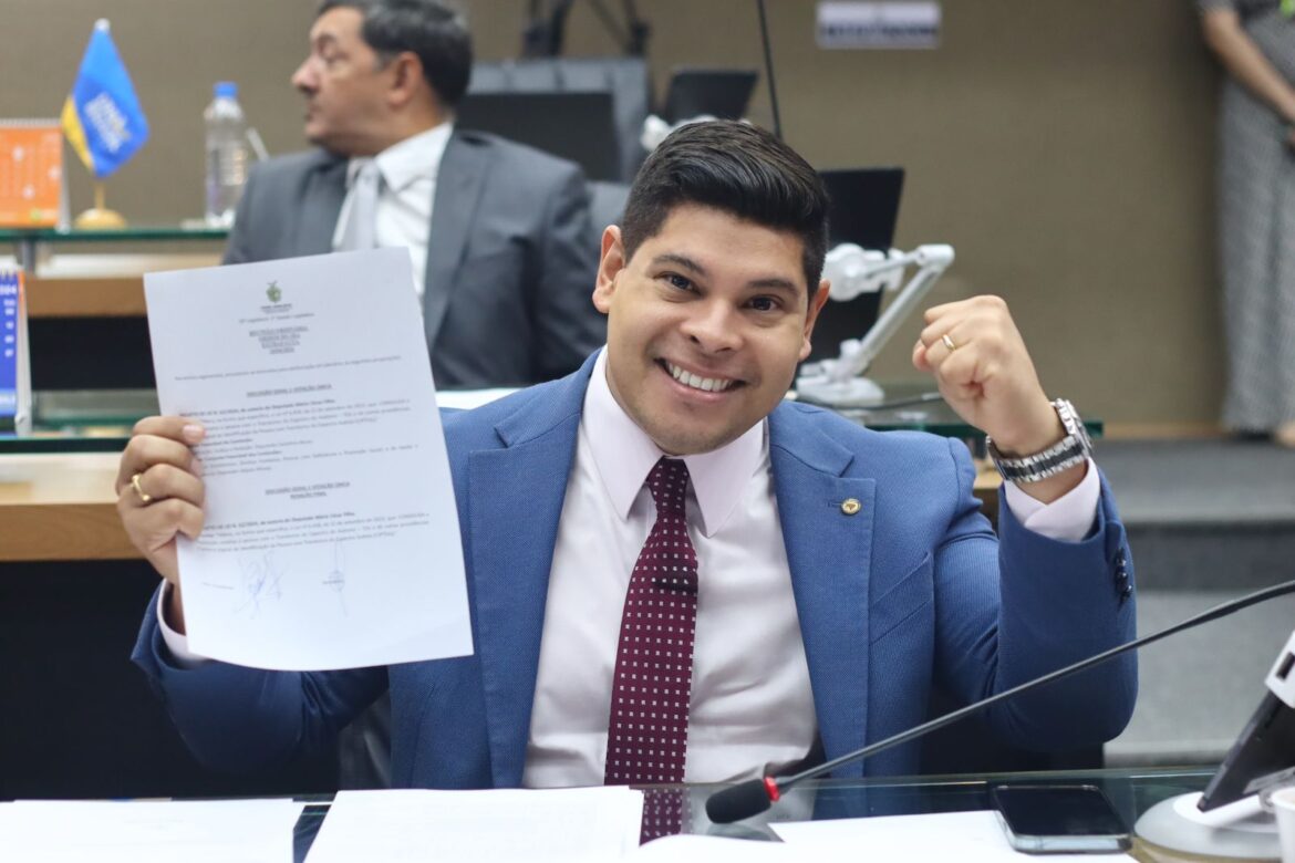 Governador sanciona lei de Mário Filho para autista ter dois acompanhantes
